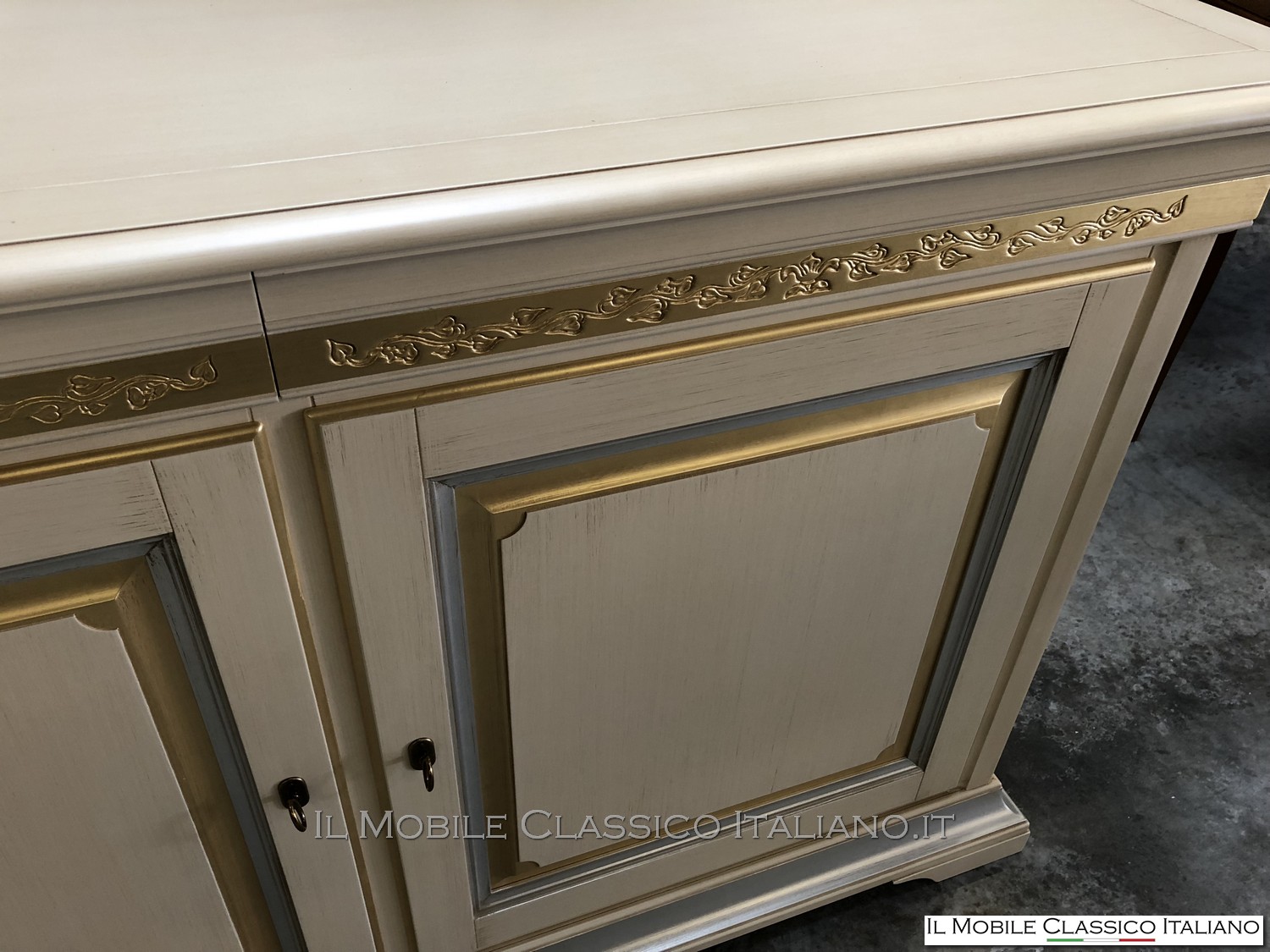 credenza classica elegante con intaglio edera dorato